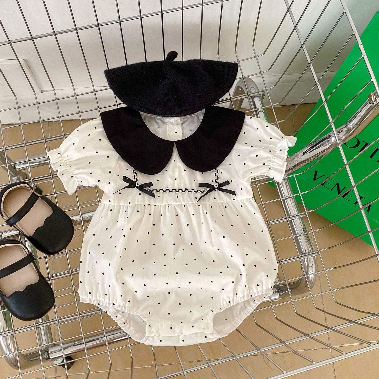 Monos triangulares con cuello de muñeca y estampado de lunares para niña