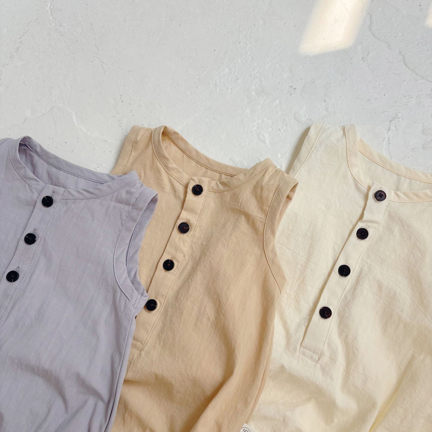 Monos finos de verano para bebé, unisex, sencillos, lisos, sin mangas y con abertura frontal.