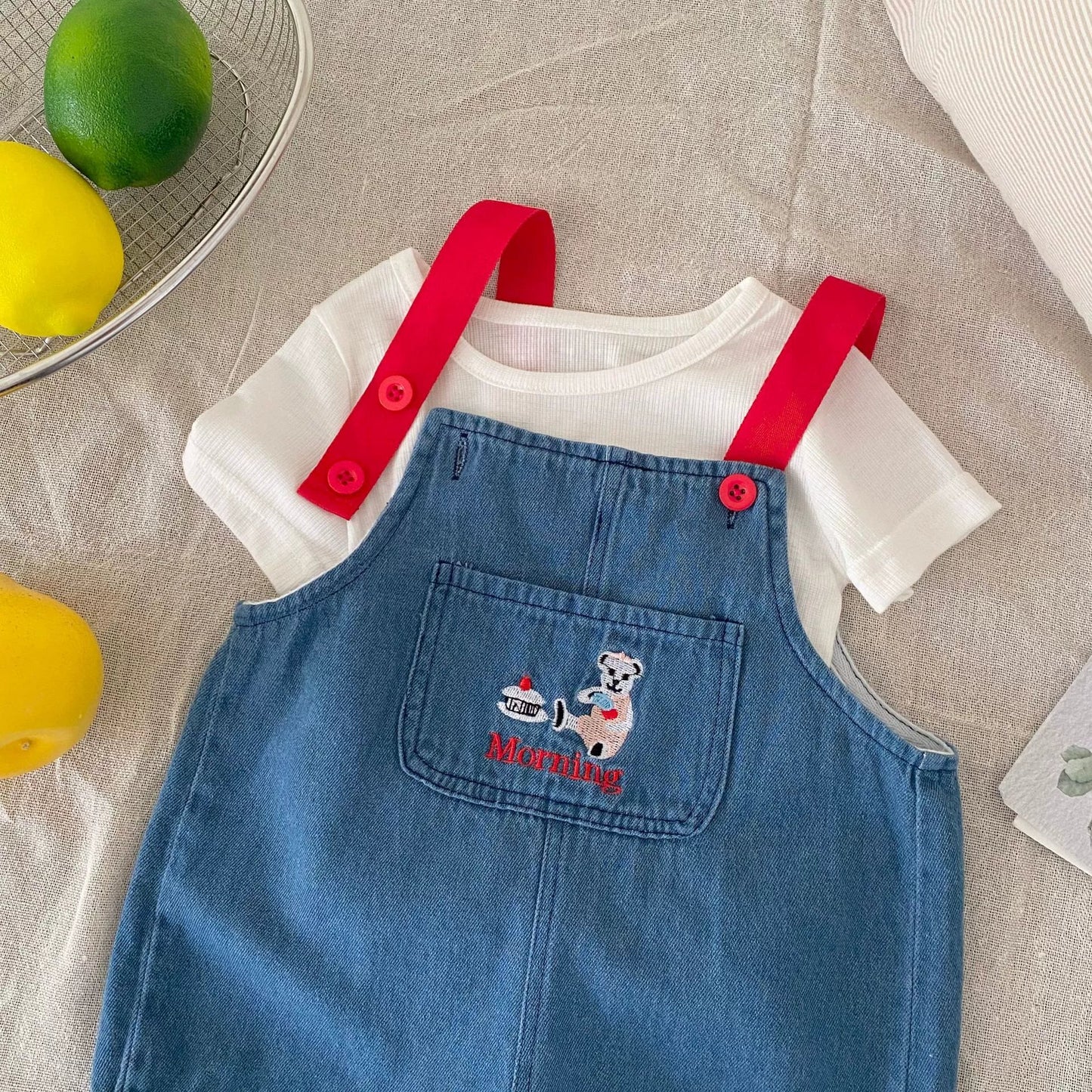 Mono de mezclilla sin mangas con tirantes y bordado de dibujos animados unisex para bebé, recién llegado en verano