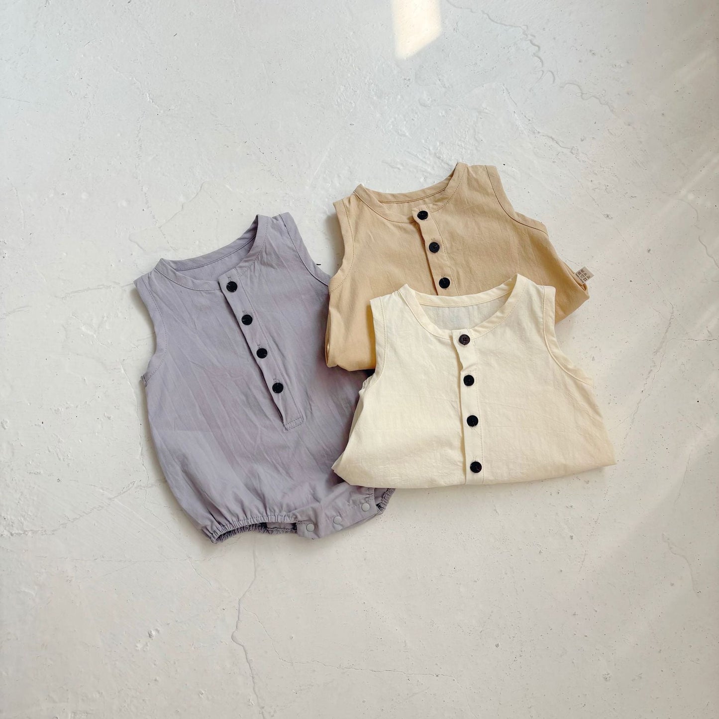 Monos finos de verano para bebé, unisex, sencillos, lisos, sin mangas y con abertura frontal.