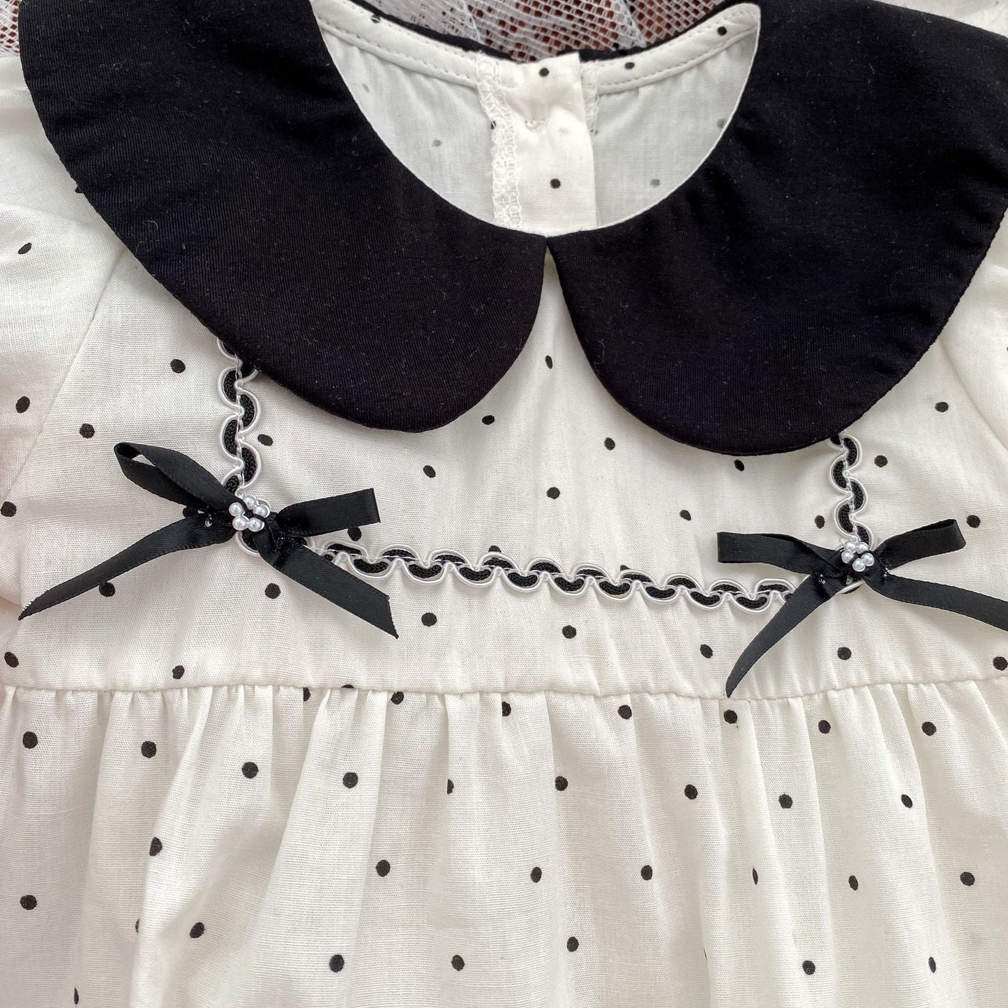 Monos triangulares con cuello de muñeca y estampado de lunares para niña
